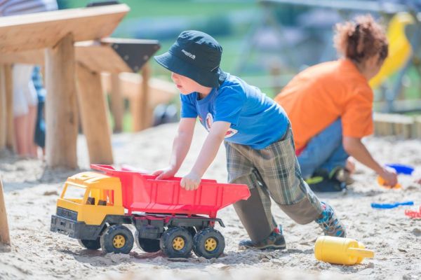 Spielplatz mit Sandkasten